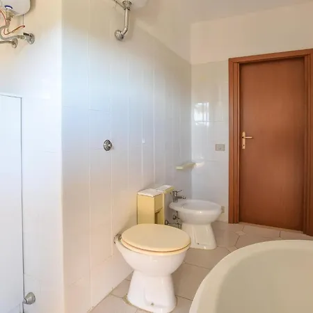 2 Bedroom Awesome In Lägenhet Villasimius