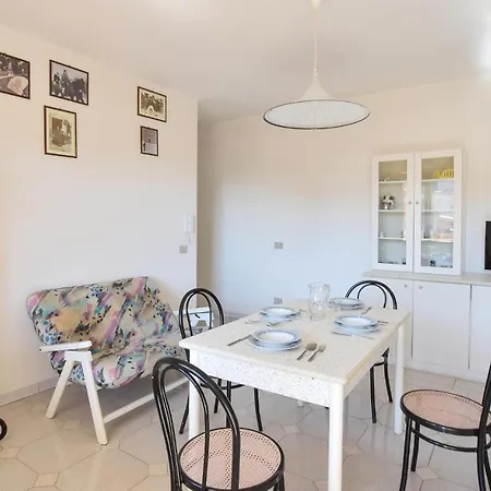 2 Bedroom Awesome In Lägenhet Villasimius